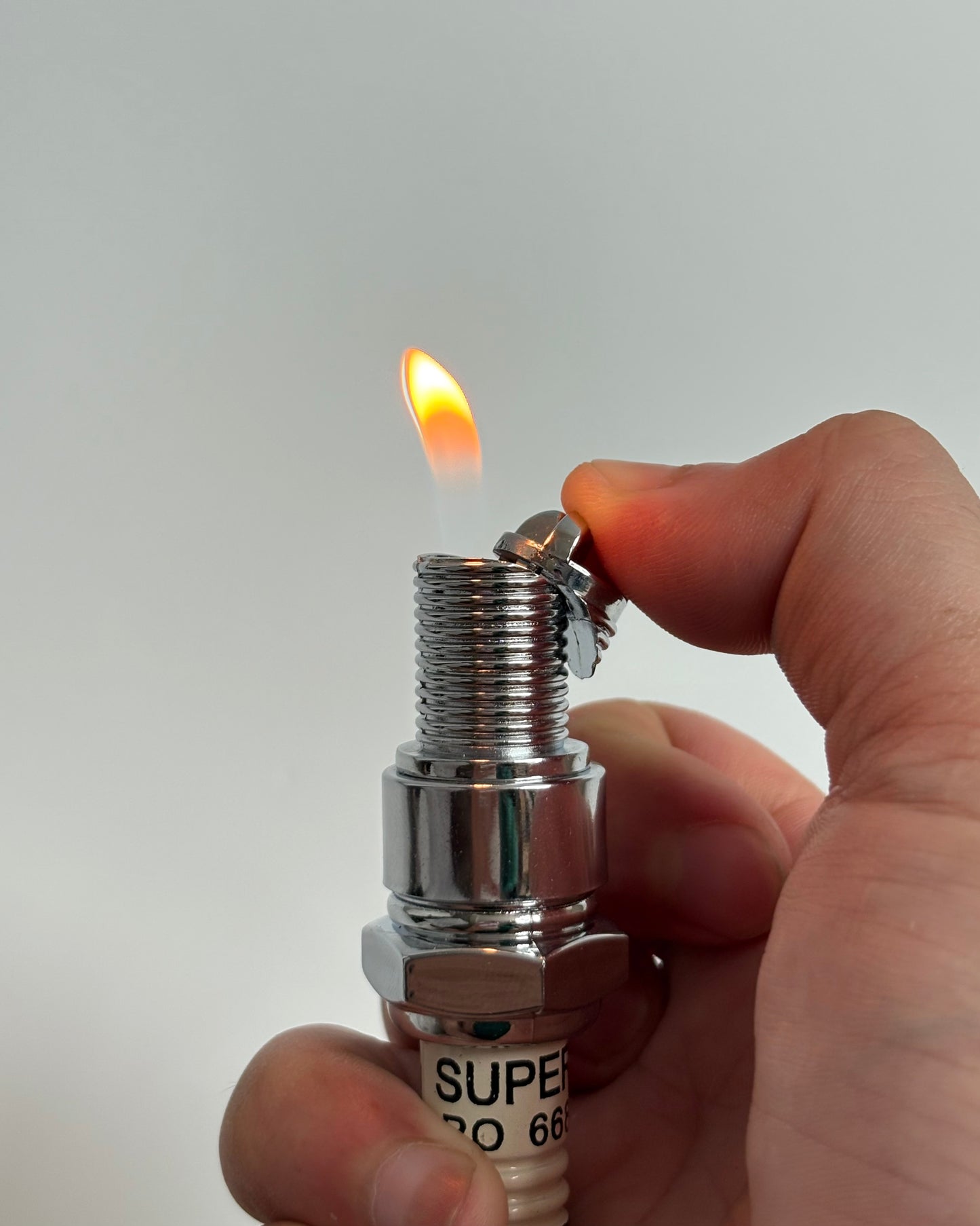 Bật lửa bugi đánh lửa của động cơ xe máy/ô tô