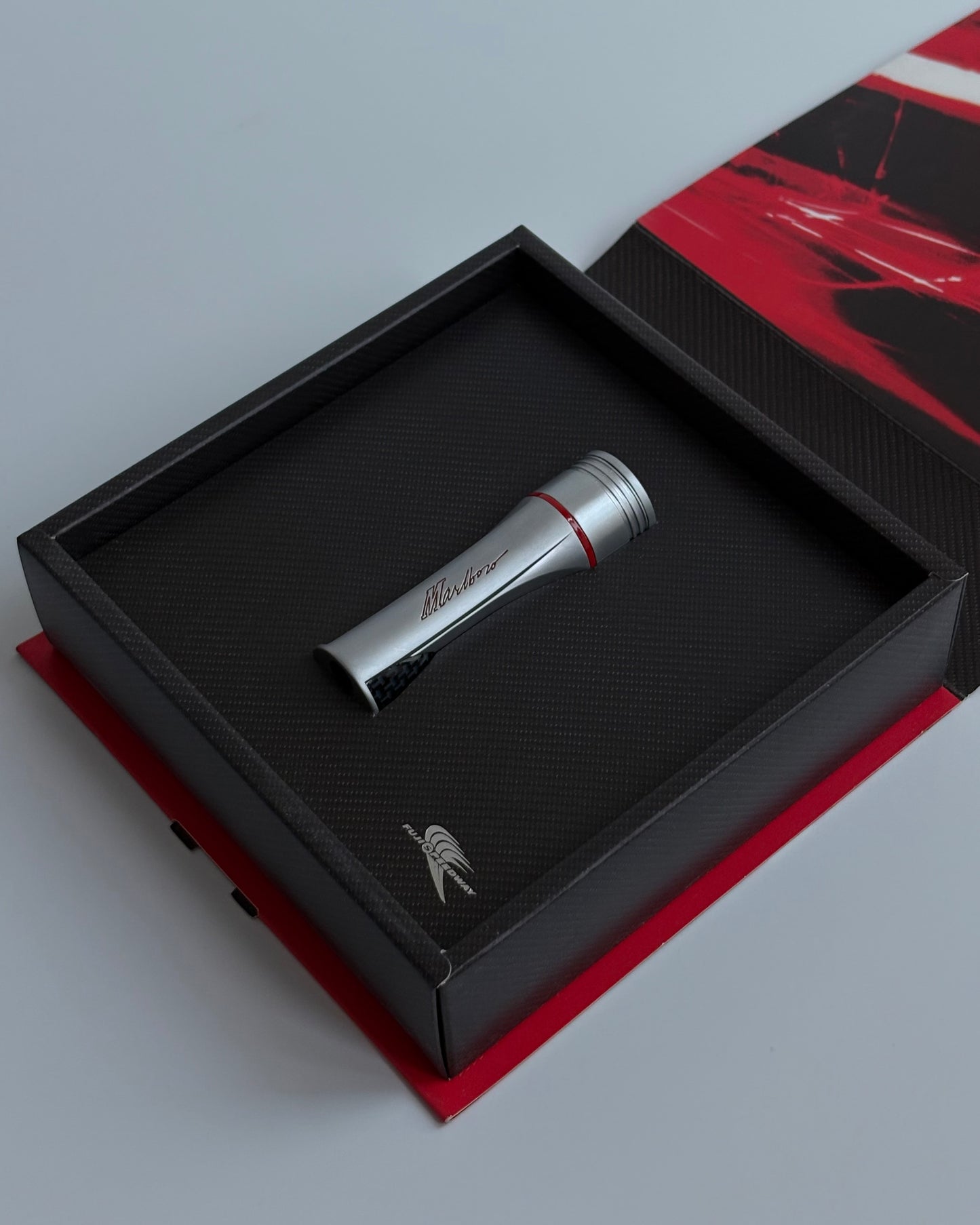 Bật lửa Ferrari x Marlboro